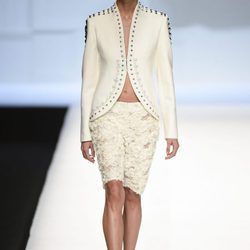 Americana blanca y pantalón de flores de Devota & Lomba primavera/verano 2018 en Madrid Fashion Week