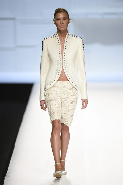 Americana blanca y pantalón de flores de Devota & Lomba primavera/verano 2018 en Madrid Fashion Week