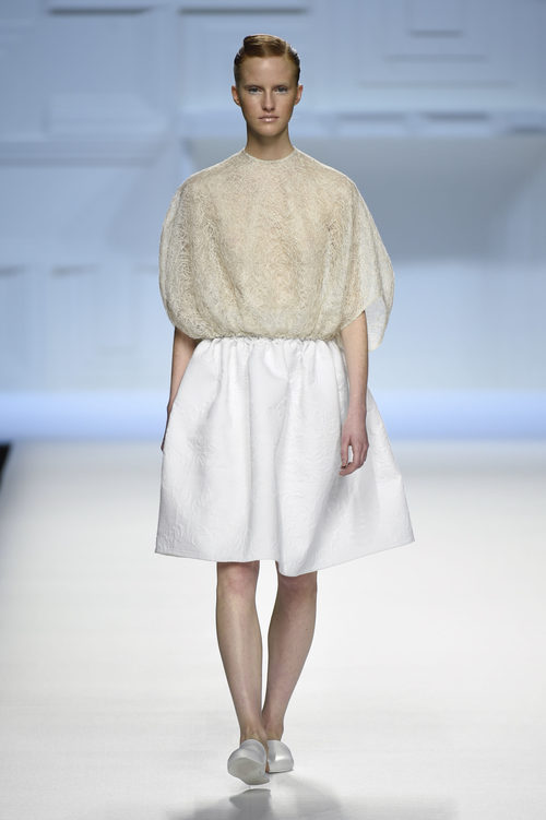 Blusa beige y falda blanca de Devota & Lomba primavera/verano 2018 en Madrid Fashion Week