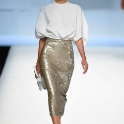Blusa blanca y falda de tubo dorada de Devota & Lomba primavera/verano 2018 en Madrid Fashion Week