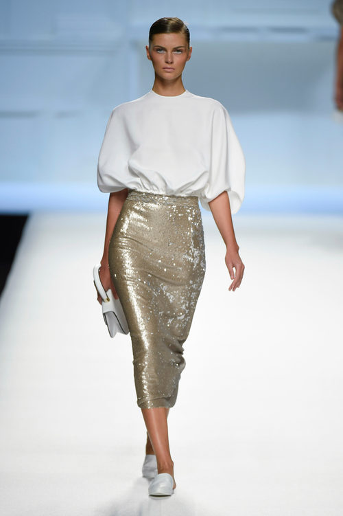 Blusa blanca y falda de tubo dorada de Devota & Lomba primavera/verano 2018 en Madrid Fashion Week