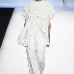 Blusa larga con pliegues blanca de Devota & Lomba primavera/verano 2018 en Madrid Fashion Week