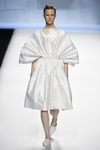 Vestido blanco fruncido de Devota & Lomba primavera/verano 2018 en Madrid Fashion Week