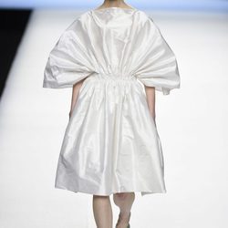 Vestido blanco fruncido de Devota & Lomba primavera/verano 2018 en Madrid Fashion Week