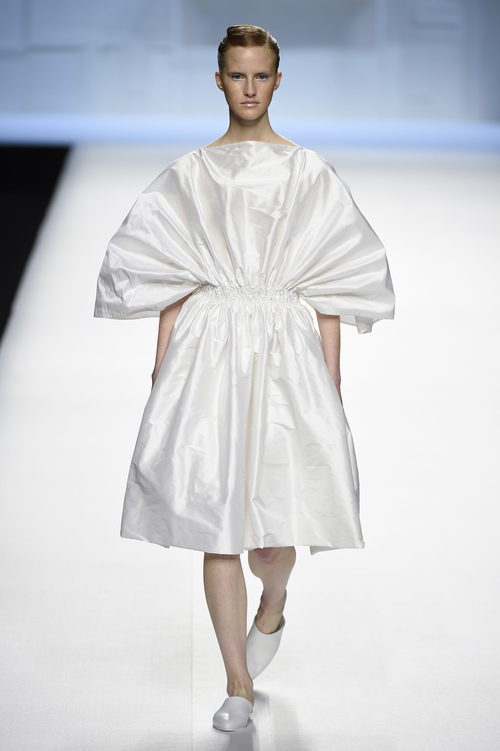 Vestido blanco fruncido de Devota & Lomba primavera/verano 2018 en Madrid Fashion Week