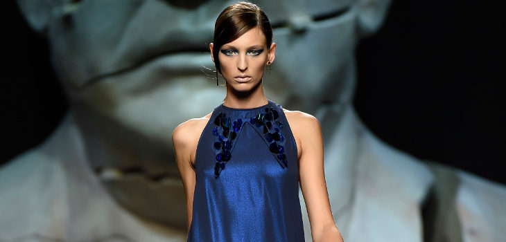 Vestido azul largo de Ana Locking primavera/verano 2018 para Madrid Fashion Week