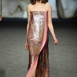Vestido rosa brillante de Ana Locking primavera/verano 2018 para Madrid Fashion Week