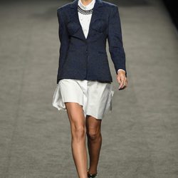 Americana azul bordada y blusa larga de Ana Locking primavera/verano 2018 para Madrid Fashion Week