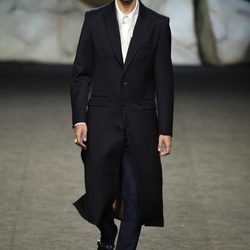 Abrigo largo de hombre de Ana Locking primavera/verano 2018 para Madrid Fashion Week