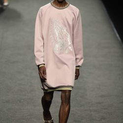 Sudadera larga rosa de hombre de Ana Locking primavera/verano 2018 para Madrid Fashion Week