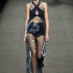 Vestido azul transparente de Ana Locking primavera/verano 2018 para Madrid Fashion Week