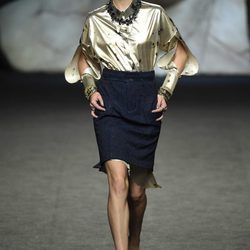 Blusa dorada y falda de tubo azul de Ana Locking colección primavera/verano 2018 en Madrid Fashion Week