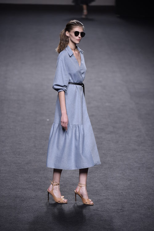 Vestido azul cielo de Roberto Torretta colección primavera/verano 2018 en Madrid Fashion Week