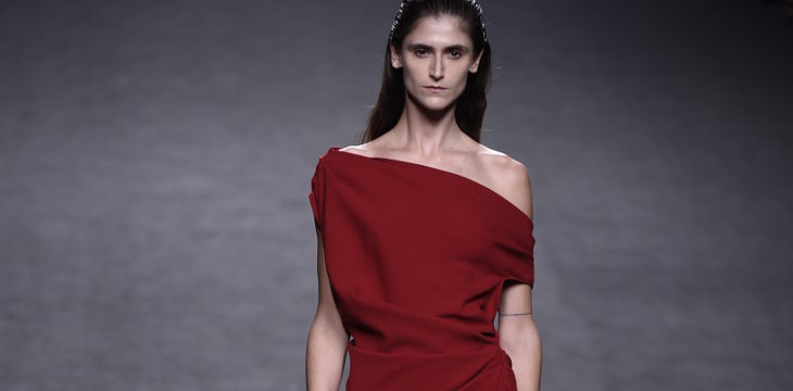 Vestido rojo oscuro de Roberto Torretta primavera/verano 2018 para Madrid Fashion Week