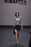 Jersey metalizado plata y shorts de Roberto Torretta primavera/verano 2018 para Madrid Fashion Week