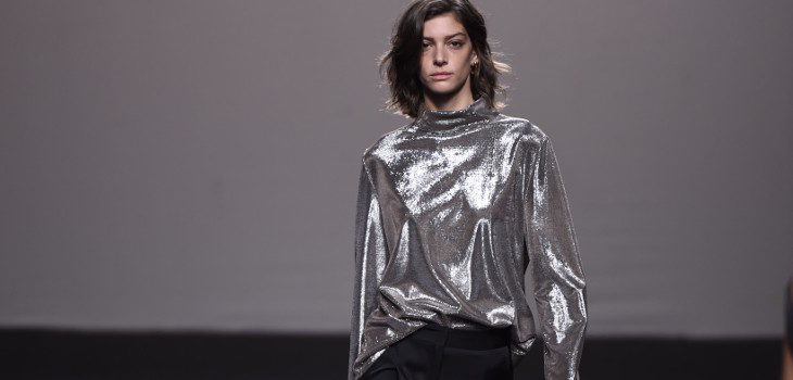 Jersey metalizado plata y shorts de Roberto Torretta primavera/verano 2018 para Madrid Fashion Week