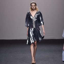 Vestido metalizado en plata de Roberto Torretta primavera/verano 2018 para Madrid Fashion Week