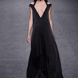 Vestido negro con escote en V de Roberto Torretta primavera/verano 2018 para Madrid Fashion Week