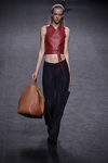 Top rojo y pantalón negro de Roberto Torreta primavera/verano 2018 para Madrid Fashion Week