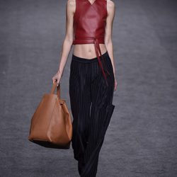 Top rojo y pantalón negro de Roberto Torreta primavera/verano 2018 para Madrid Fashion Week