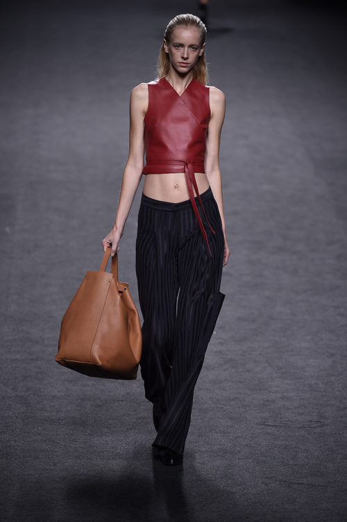 Top rojo y pantalón negro de Roberto Torreta primavera/verano 2018 para Madrid Fashion Week