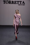 Vestido metalizado rosa largo de Roberto Torretta primavera/verano 2018 para Madrid Fashion Week