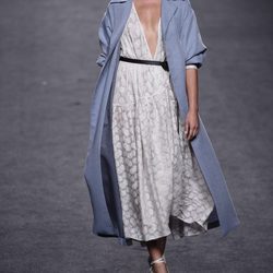 Vestido blanco escotado y chaqueta azul de Roberto Torretta primavera/verano 2018 para Madrid Fashion Week