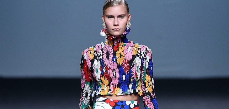 Falda y blusa de flores de María Escoté primavera/verano 2018 para Madrid Fashion Week
