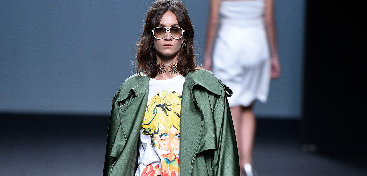 Gabardina verde de raso de María Escoté primavera/verano 2018 para Madrid Fashion Week