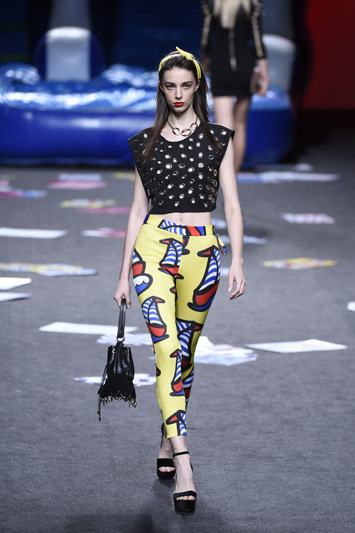 Crop top y pantalón amarillo estampado de Maya Hansen primavera/verano 2018 para Madrid Fashion Week