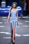 Corsé y pantalón denim de Maya Hansen primavera/verano 2018 para Madrid Fashion Week