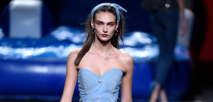 Corsé y pantalón denim de Maya Hansen primavera/verano 2018 para Madrid Fashion Week