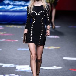 Vestido negro de Maya Hansen primavera/verano 2018 para Madrid Fashion Week