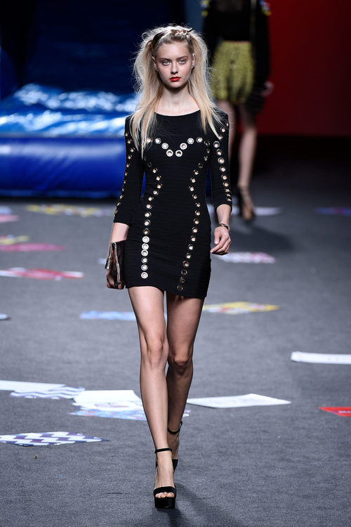 Vestido negro de Maya Hansen primavera/verano 2018 para Madrid Fashion Week
