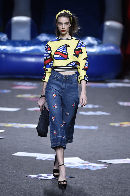 Jersey de neopreno y vaquero de Maya Hansen primavera/verano 2018 para Madrid Fashion Week