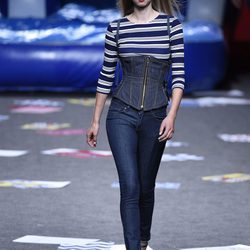 Corsé denim y camiseta de rayas de Maya Hansen primavera/verano 2018 para Madrid Fashion Week