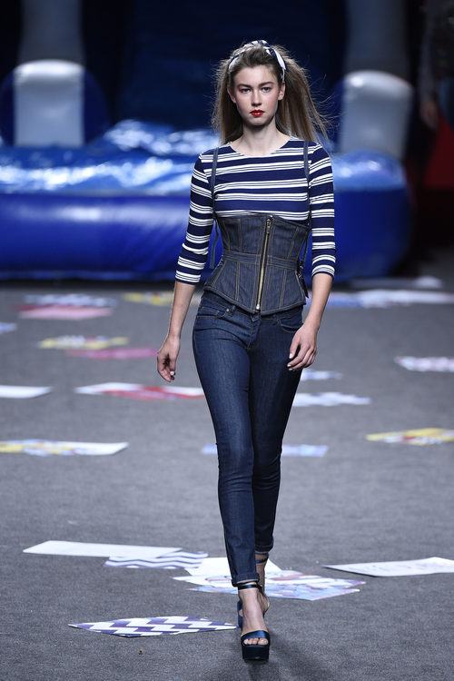 Corsé denim y camiseta de rayas de Maya Hansen primavera/verano 2018 para Madrid Fashion Week