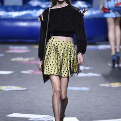 Jersey cropped y falda amarilla de Maya Hansen primavera/verano 2018 para Madrid Fashion Week