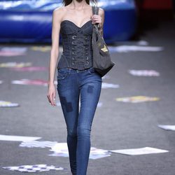 Corsé denim y pantalón vaquero de Maya Hansen primavera/verano 2018 para Madrid Fashion Week