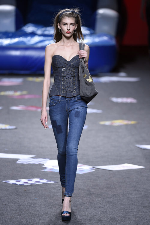 Corsé denim y pantalón vaquero de Maya Hansen primavera/verano 2018 para Madrid Fashion Week