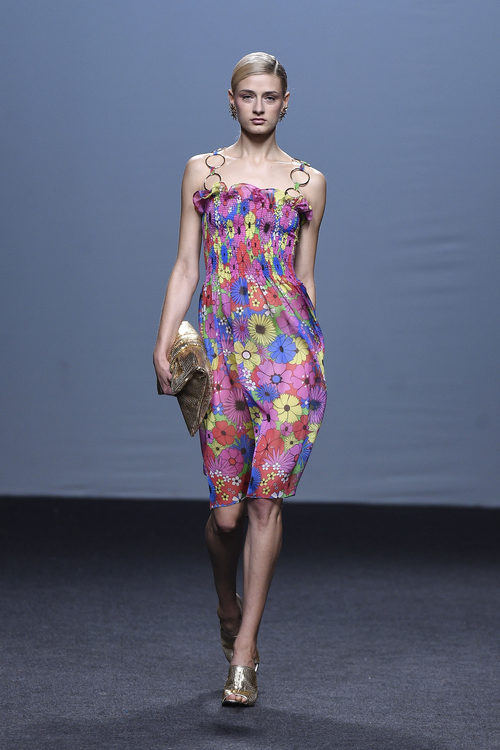 Vestido rosa de flores de María Escoté primavera/verano 2018 para Madrid Fashion Week