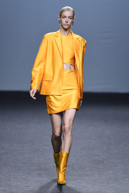 Vestido y americana naranja de María Escoté primavera/verano 2018 para Madrid Fashion Week