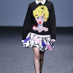Jersey de punto y falda blanca estampada de María Escoté primavera/verano 2018 para Madrid Fashion Week