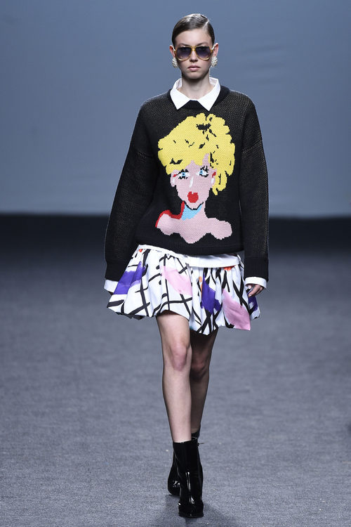 Jersey de punto y falda blanca estampada de María Escoté primavera/verano 2018 para Madrid Fashion Week