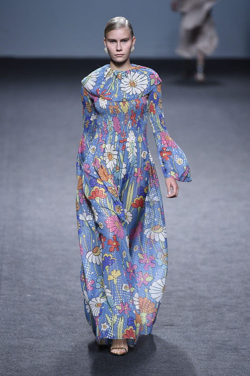 Vestido largo de flores de María Escoté primavera/verano 2018 para Madrid Fashion Week