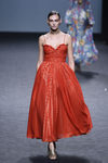 Vestido rojo de tirantes de María Escoté primavera/verano 2018 para Madrid Fashion Week
