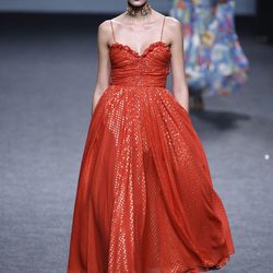 Vestido rojo de tirantes de María Escoté primavera/verano 2018 para Madrid Fashion Week