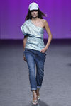 Camisa asimétrica azul de Custo Barcelona primavera/verano 2018 en la Madrid Fashion Week