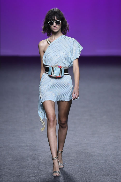 Vestido mini azul de Custo Barcelona primavera/verano 2018 en la Madrid Fashion Week