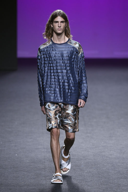 Chaqueta azul de Custo Barcelona primavera/verano 2018 en la Madrid Fashion Week